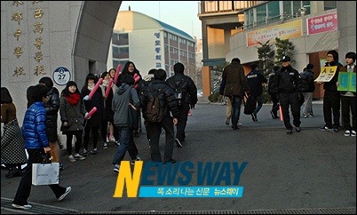 매년 변하지 않는 수능날 모습 | 인스티즈