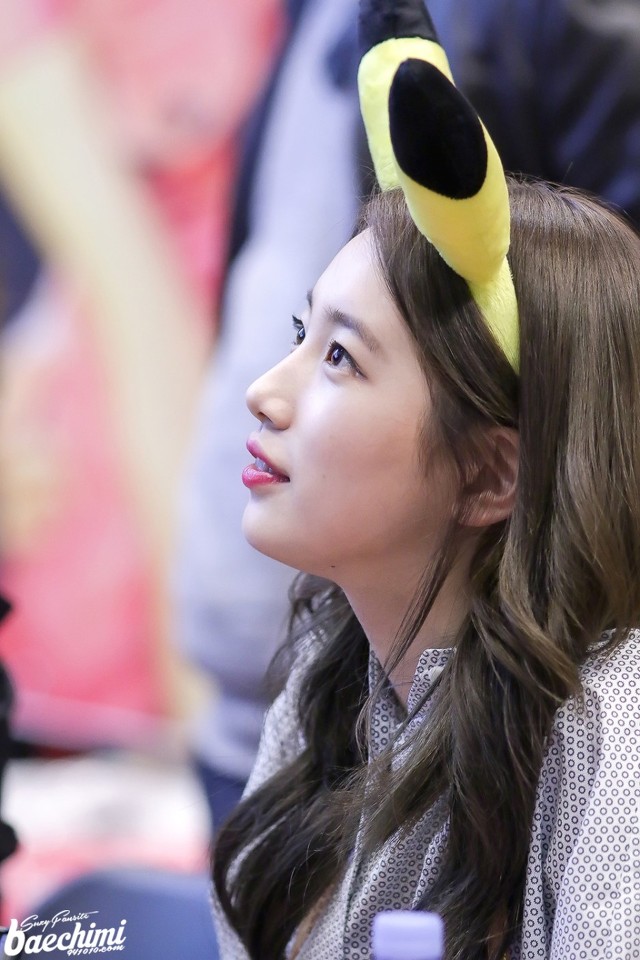 사인회에서 아이컨택 해주는 수지.gif | 인스티즈