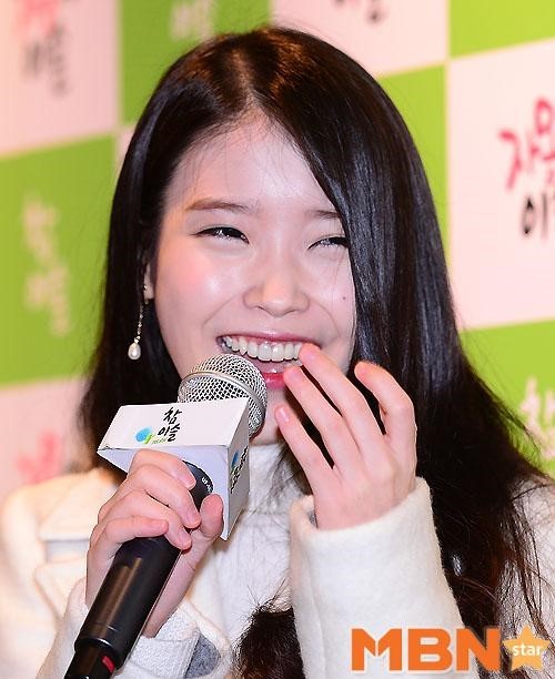오늘자 아이유 | 인스티즈