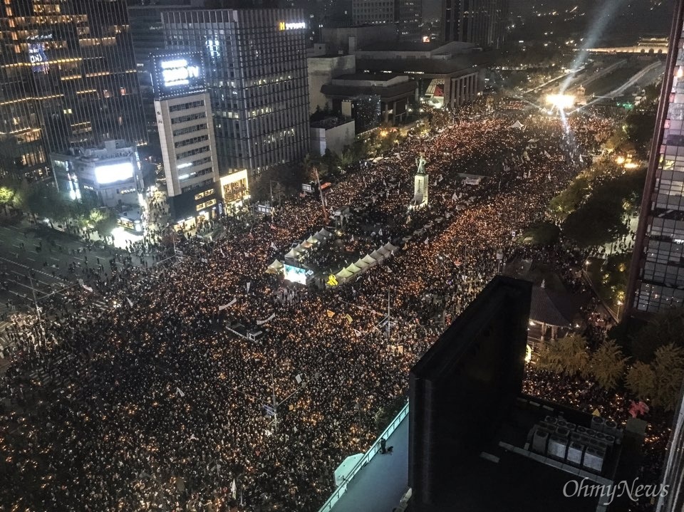 현재 광화문에 모인 시위인파 1차집회후 행진중 | 인스티즈
