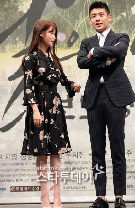 아이유랑 팔짱껴달라니까 자기팔짱낀 오늘자 강하늘.jpg | 인스티즈