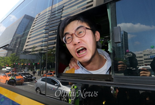 세종대왕 동상 기습시위 했던 한 대학생이 연행되면서 소리쳤던 말 | 인스티즈