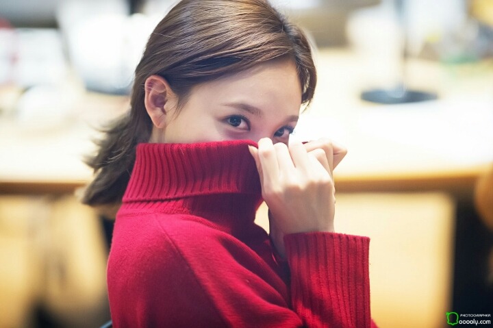 [트와이스] 빨간 목폴라를 입은 나연이 | 인스티즈