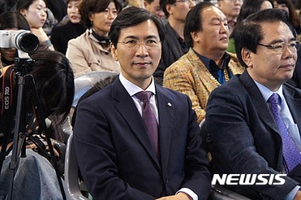 김해 토크콘서트 안희정 "대화와 타협은 국민의 명령" | 인스티즈