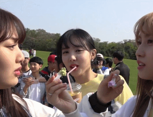 서로 먹여주는 모모랑 지효가 부러웠던 나연 | 인스티즈