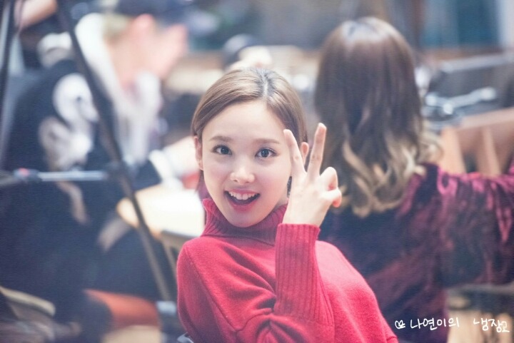 [트와이스] 빨간 목폴라를 입은 나연이 | 인스티즈