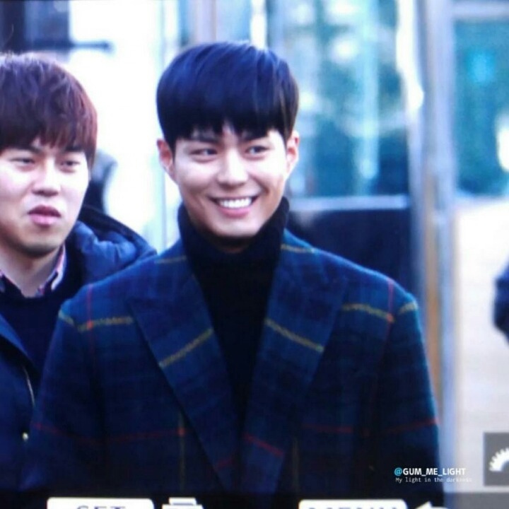 오늘자 롱코트입고 뮤직뱅크 출근하는 박보검.jpg | 인스티즈