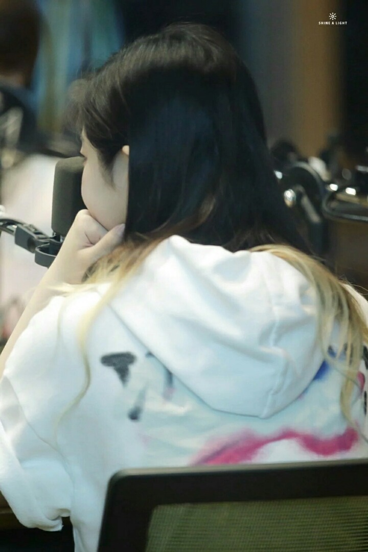 [트와이스] 찹쌀떡을 볼에 붙이고 다니는 다현이 | 인스티즈