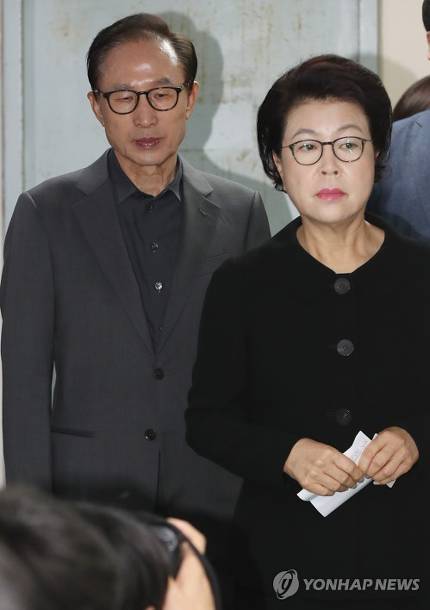투표소 찾은 이명박 전 대통령 내외 | 인스티즈