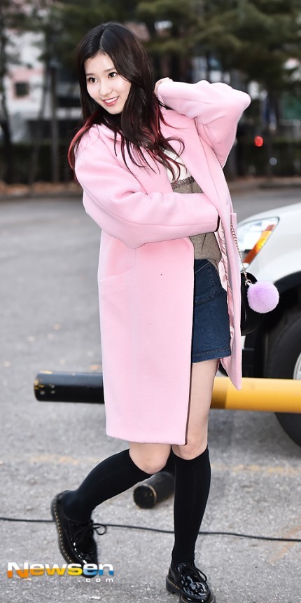 [트와이스] 몰래 간식 챙기는 사나 | 인스티즈