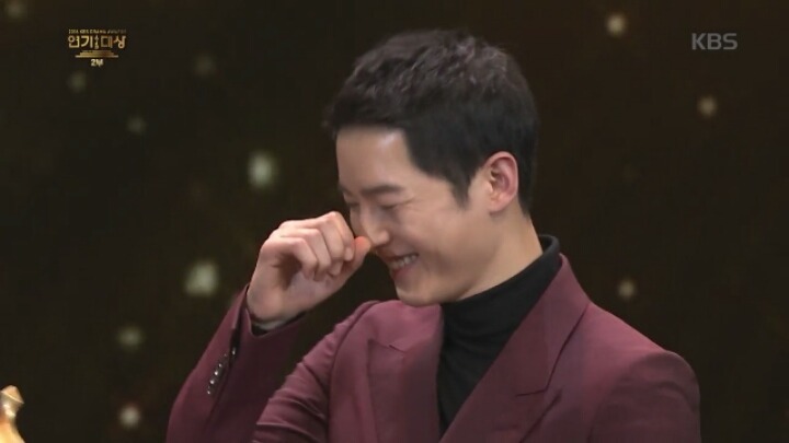 [KBS연기대상] 오지호와 베스트커플상 타러 나와서 송중기만 바라보는 아역배우 허정은.jpg | 인스티즈