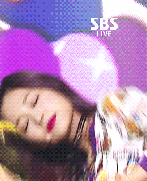 오늘자 인기가요 쯔위 비주얼ㄷㄷㄷ.gif | 인스티즈