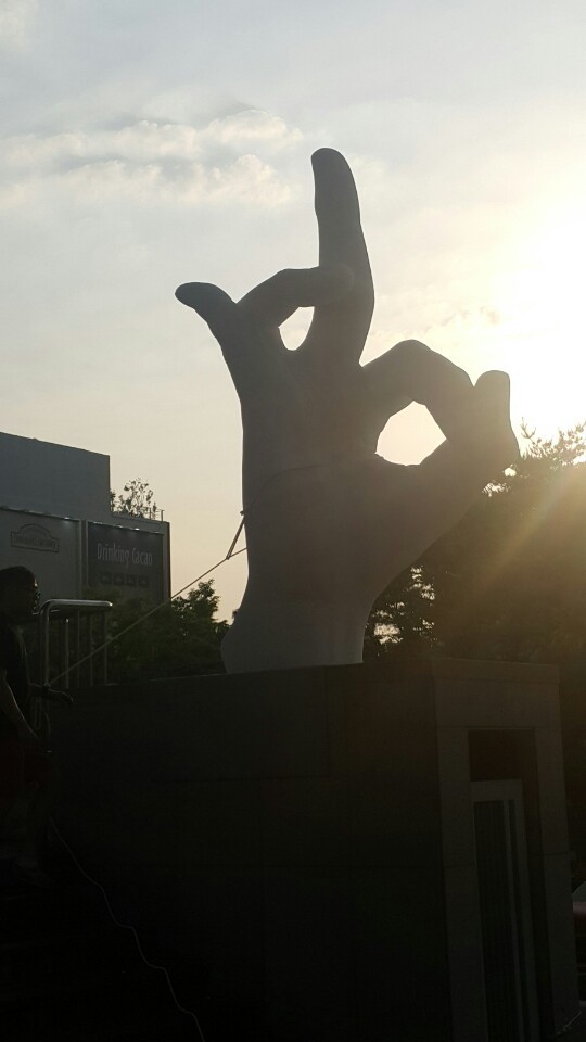 현시간 홍대앞 조형물 | 인스티즈