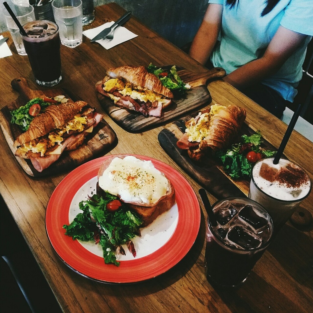 Croissant (크로와상) + Pain au Chocolat (뺑오쇼콜라) | 인스티즈