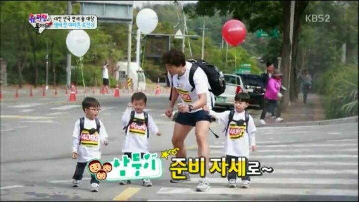 [슈퍼맨이돌아왔다] 무서워하는 만세를 데리러가는 민국이.jpg | 인스티즈