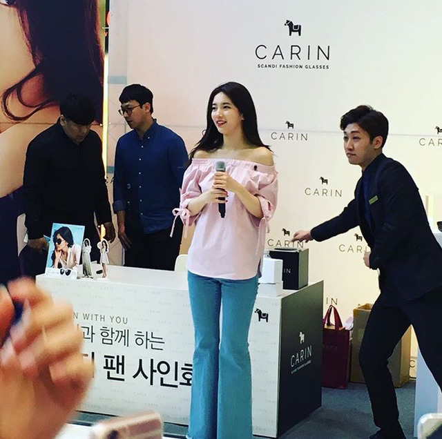 오늘자 수지가 단 배지 | 인스티즈