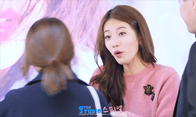 팬들한테 늘 잘하는 수지.gif | 인스티즈