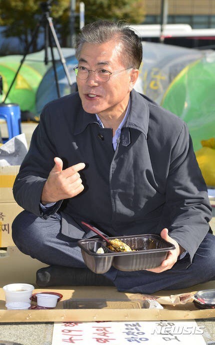 오늘자 광화문 방문한 문재인 | 인스티즈