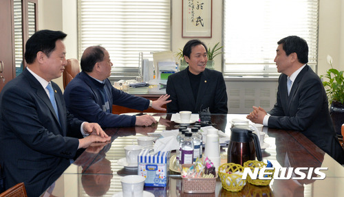 원내 대표실 들어가는 개헌파 .jpg | 인스티즈