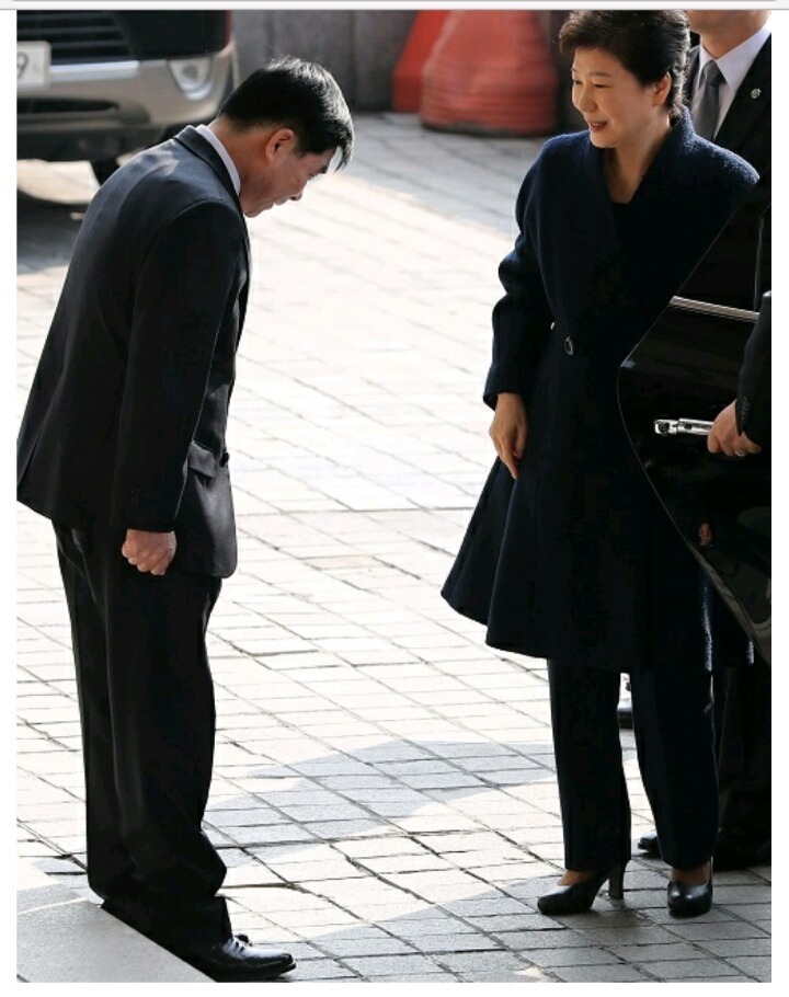박근혜 맞이하는 검찰관계자 | 인스티즈