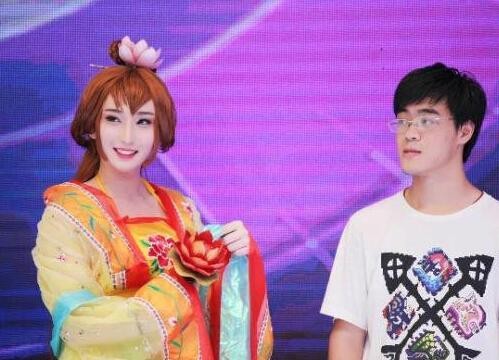 남성 관람객의 기습적인 키스를 받은 코스프레녀 | 인스티즈