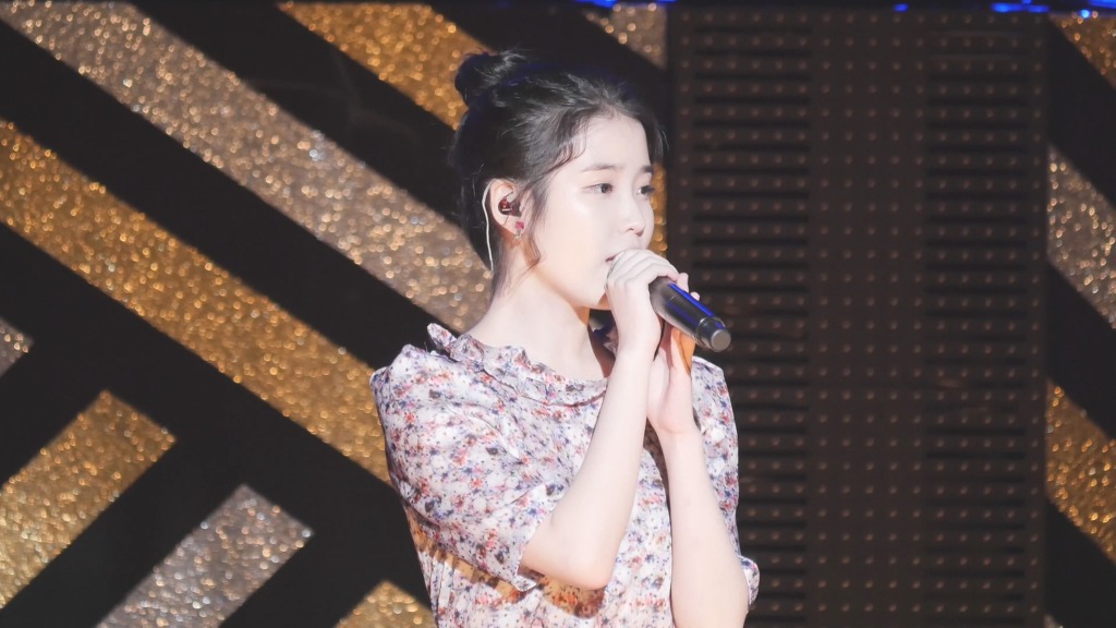 꽃무늬 원피스 입은 아이유.jpg | 인스티즈