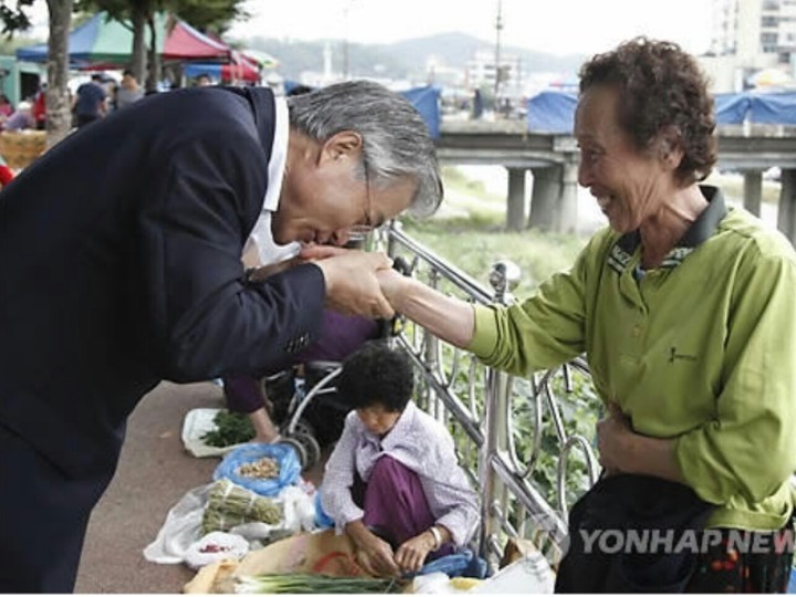 [문재인] 이니가 손등에 뽀뽀한 이유(파파미) | 인스티즈