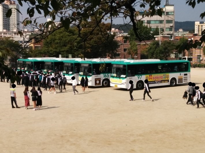 고등학교 1학년 현장학습을 위해 빌려온 버스.jpg | 인스티즈