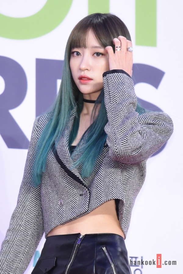 오늘자 초록색으로 염색한 하니 | 인스티즈