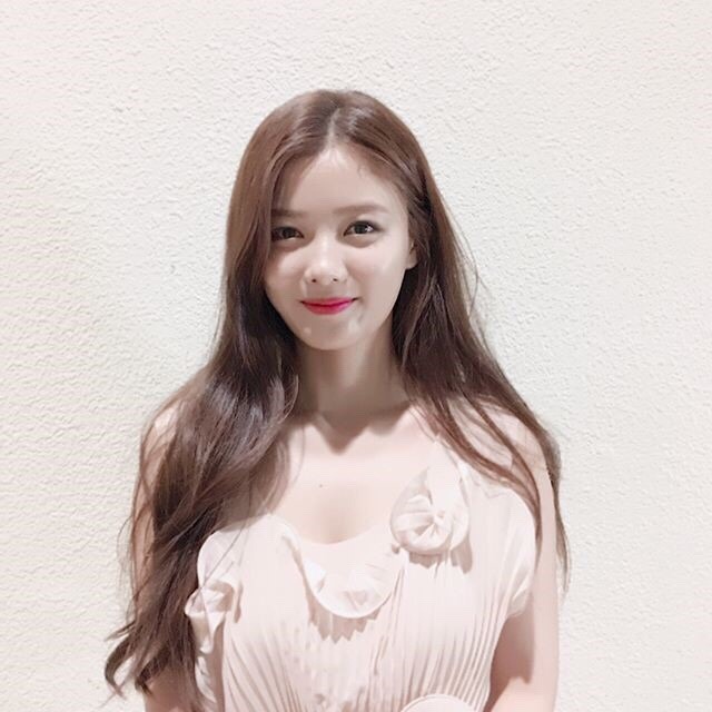 백상예술대상에서 김유정이 입은 드레스 가격 | 인스티즈