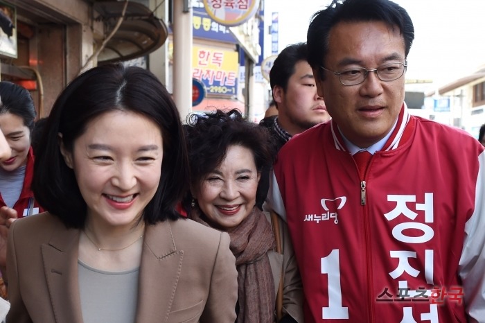 오늘자 새누리당 정진석 후보 지원유세하는 이영애.jpg | 인스티즈