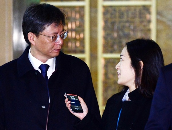 오늘자 우병우 법원 도착ㄷㄷㄷ | 인스티즈