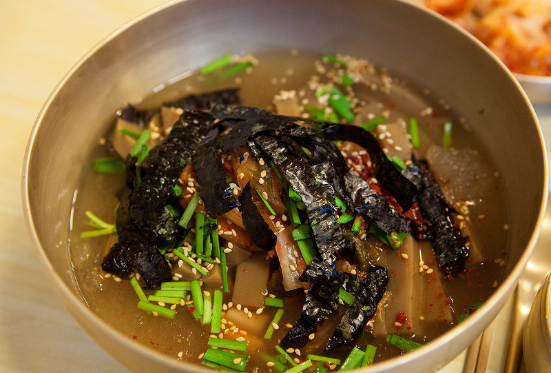 [묵밥] 도토리묵을 육수에 말아 국밥처럼 먹는 묵밥 | 인스티즈