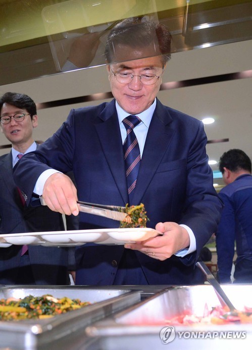 오늘 청와대 식당에서 식사하시는 문재인대통령 | 인스티즈