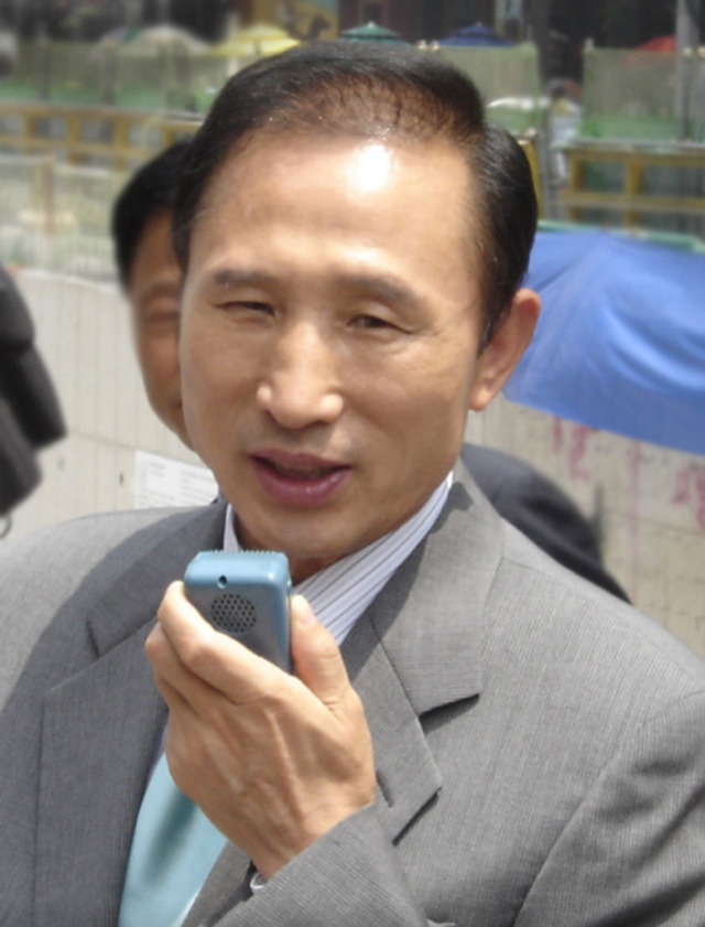 [고르기] 나방손으로 오분동안만지고 뽀뽀vs이명박이랑 딥키스 | 인스티즈