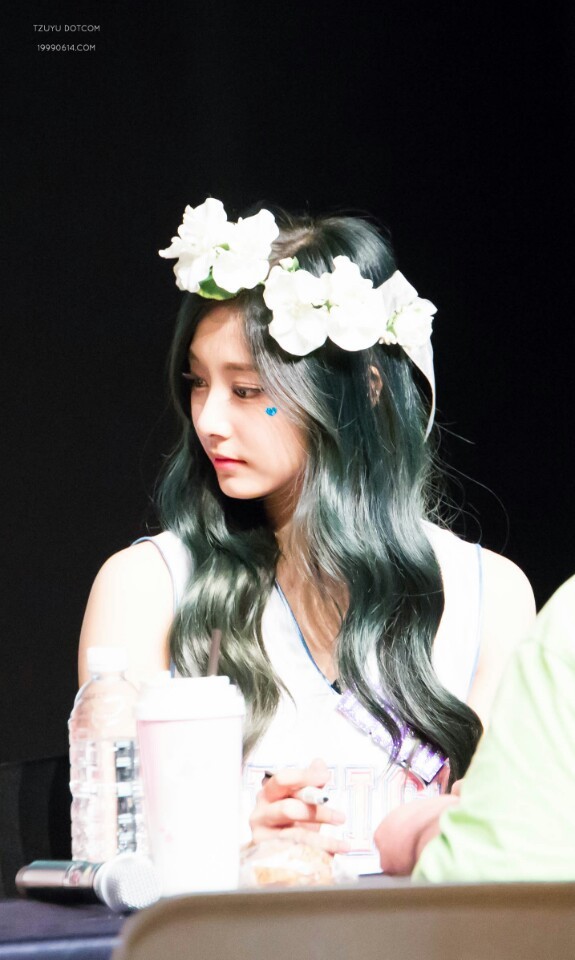 전성기 오기도 전에 어빌 200을 찍어버린 99년생 쯔위.gif | 인스티즈