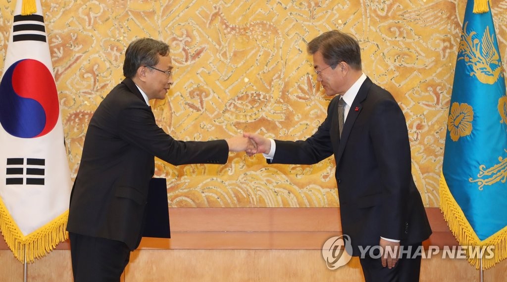 헌법재판관+헌재소장에게 임명장 수여하는 문재인 대통령 | 인스티즈