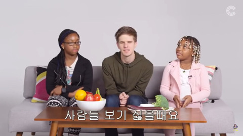 시각장애인에게 색깔을 설명하는 아이들 | 인스티즈