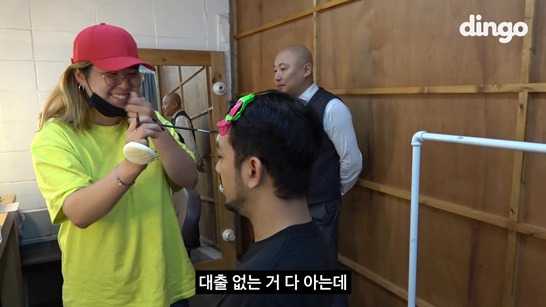 딩고 촬영으로 메이크업 받는 침착맨 주호민 | 인스티즈