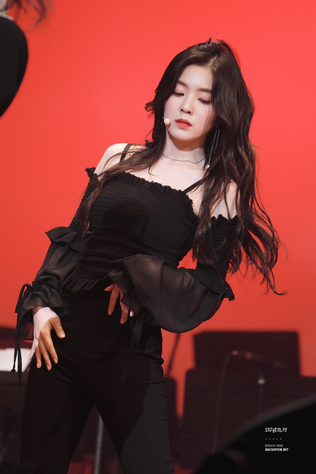 블랙오프숄더입은 레드벨벳 아이린.jpg | 인스티즈