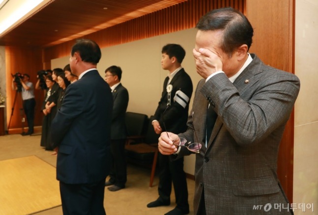 노회찬 의원 빈소에서 오열하는 김성태 홍영표 원내대표 | 인스티즈