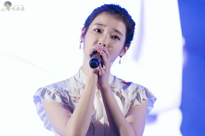 여전히 귀여운 똥머리 아이유.jpg | 인스티즈