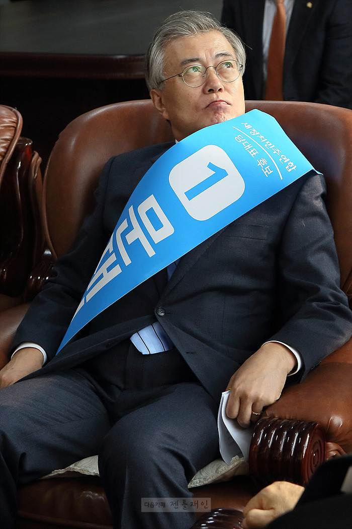 나이 들면서 얼굴의 느낌이 바뀐듯한 문재인 대통령.jpg (데이터주의) | 인스티즈