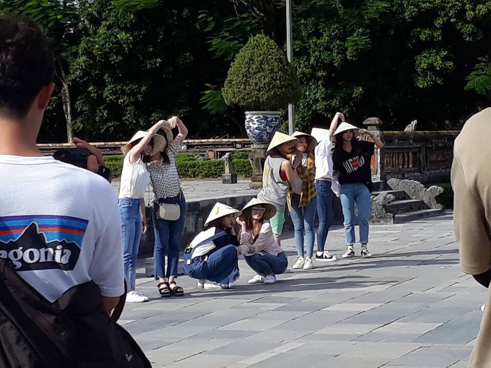 베트남 전통 모자 쓴 트와이스 멤버들.jpg | 인스티즈