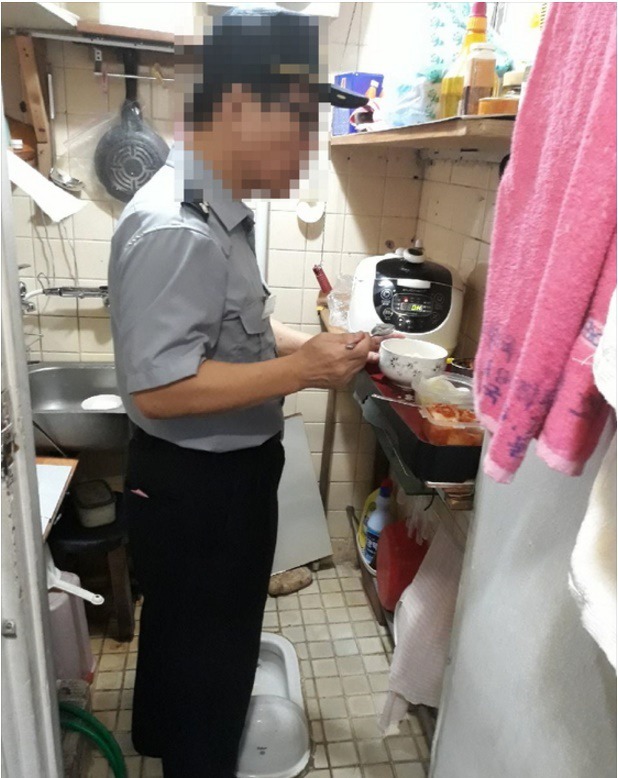 화장실에서 밥 짓고 잠자는 강남 13억 아파트 경비원 | 인스티즈