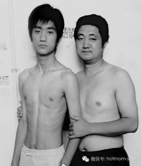 무려 27년간 매년 아들과 같은 사진을 찍은 아버지 | 인스티즈