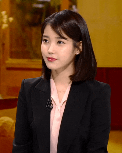 정장 차림의 뉴스룸 아이유.gif | 인스티즈