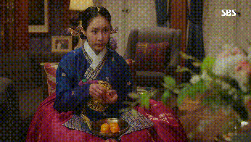 [황후의품격] 내 아들의 잤잤을 cctv로 보면서 귤까먹는 엄마.gif | 인스티즈