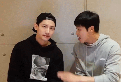 뭔가를 부수는 유노윤호 모음 | 인스티즈