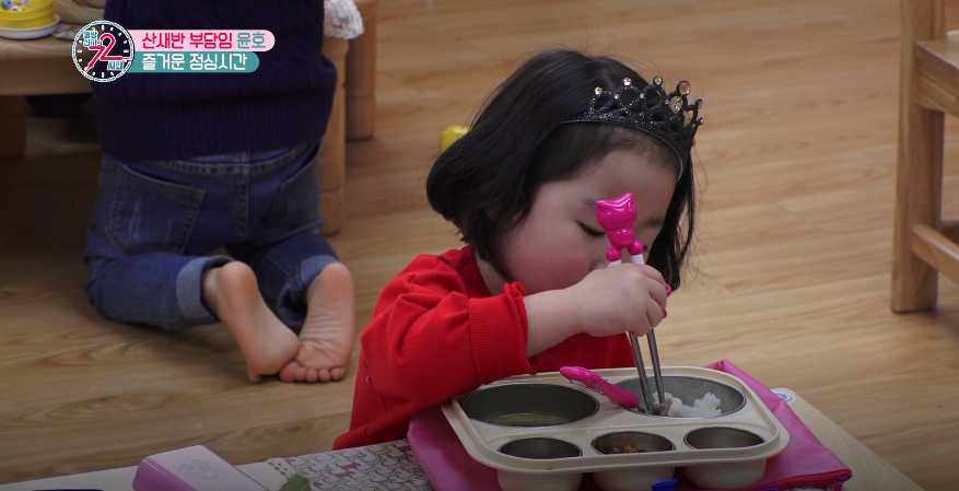 유치원에 온지 3일밖에 안되서 애착 물건 가지고 다니는 꼬마 애기.JPG | 인스티즈